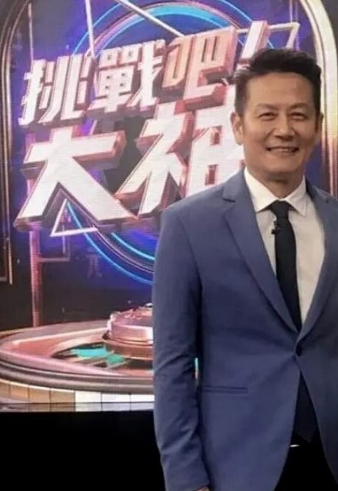 探花精选会所找女技师服务气质型小少妇舔背按摩撩起衣服摸摸奶子埋头口交搞的舒服了 - HolyFuckAV海报